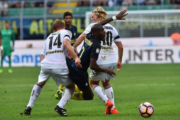 Geoffrey Kondogbia (Inter) pris en tenaille par la défense de Palerme, le 28 août 2016.