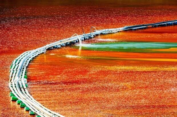 Красное озеро: удивительно красивые последствия экологической катастрофы