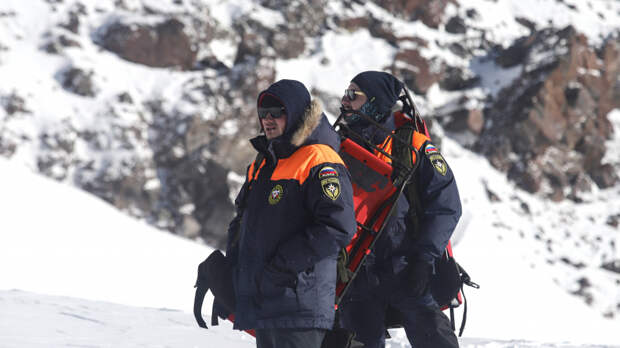 В плену стихии: в Дагестане 26 альпинистов застряли на горе из-за сугробов