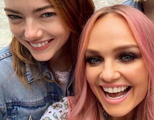 Эмма Стоун встретилась со своим кумиром из Spice Girls, из-за которой сменила имя и часто красила волосы