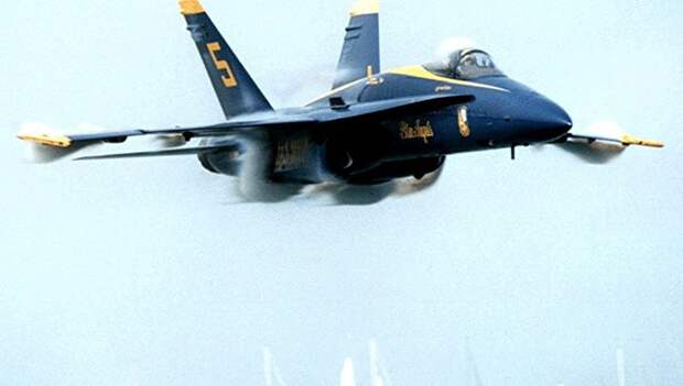 Истребитель F-18 пилотажной группы Голубые ангелы