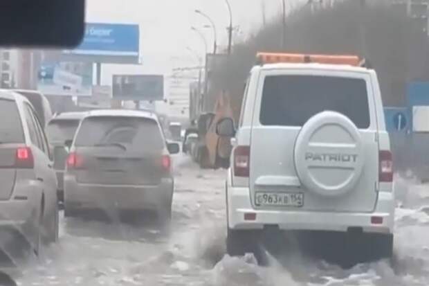 Талые воды хлынули на Ипподромскую в Новосибирске со стороны «Плехановской»