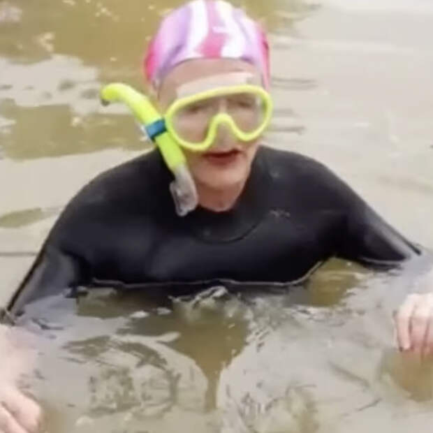 Кандидатка на пост мэра поплавала с маской и трубкой в огромной луже посреди дороги