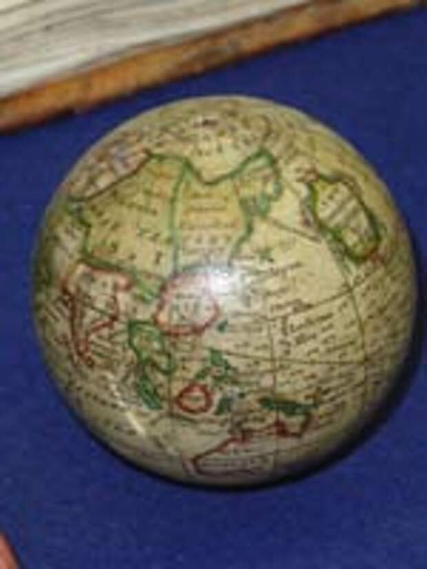 Глобус земной и небесной сфер Н. Хилла 1754 года из папье-маше