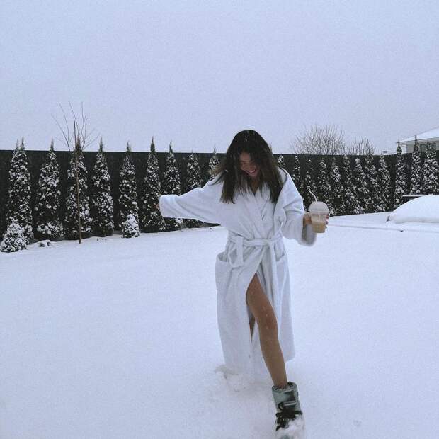 Надя Дорофеева наслаждается зимой