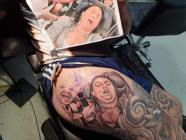 Муж сделал татуировку с лицом жены, а та в бешенстве. Не удивительно: такую фотку не захочется показать никому