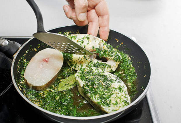 Фото приготовления рецепта: Хек в зеленом чесночном соусе - шаг 4