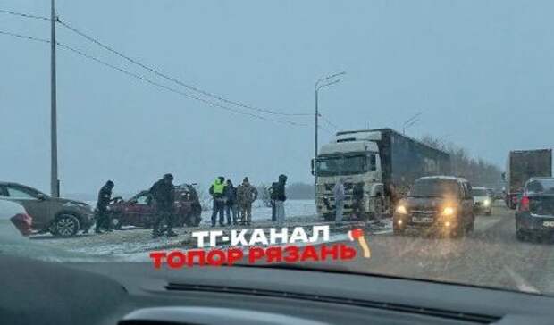 Грузовик и 4 легковых автомобиля столкнулись на выезде из Рязани