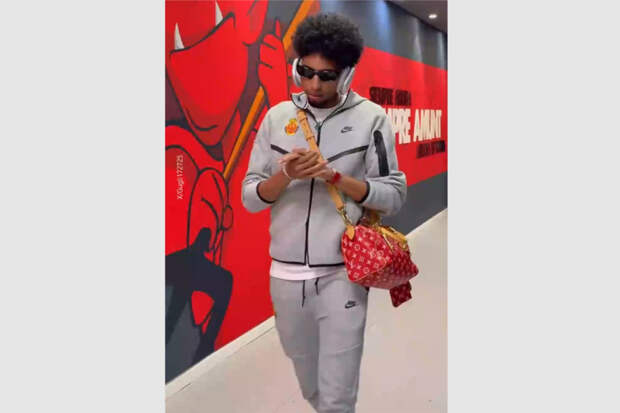 Испанские футболисты приехали на матч в костюмах в стиле задержанного американцами Мадуро