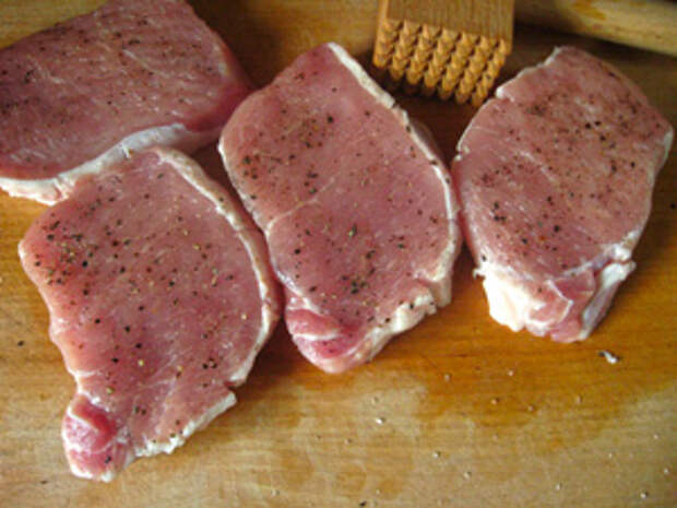 Отбитые куски мяса.