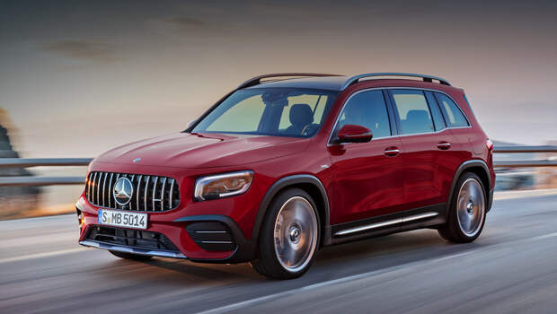 Mercedes glb. Решётка AMG с вертикальными прутьями (её называют Panamericana) в 35-й серии используется впервые. Обычный передний бампер дополнен сплиттером. Сквозь 19-дюймовые легкосплавные диски с пятью сдвоенными спицами видны серебристые тормозные суппорты с чёрной надписью «AMG».