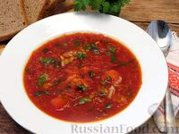Фото к рецепту: Красный борщ с индейкой, шпинатом и молодой капустой