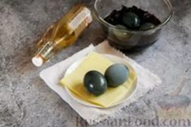 Фото приготовления рецепта: Пасхальные яйца, окрашенные каркаде - шаг №6
