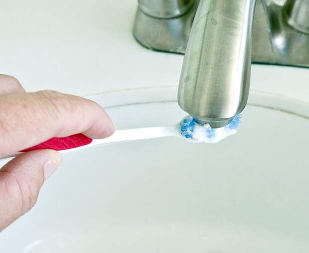 Зубная щетка поможет очистить сетки-аэраторы. / Фото: bigcleaning.ru Зубная щетка поможет очистить сетки-аэраторы. / Фото: bigcleaning.ru