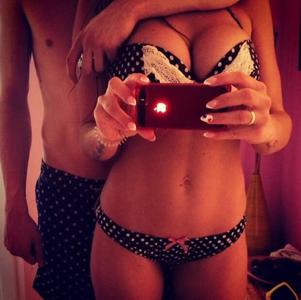 Алена Водонаева опубликовала пикантное фото со своим бойфрендом