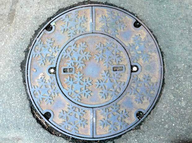 Необычные крышки люков на дорогах в Японии