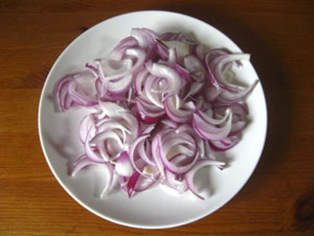 Нарезанный полукольцами лук.