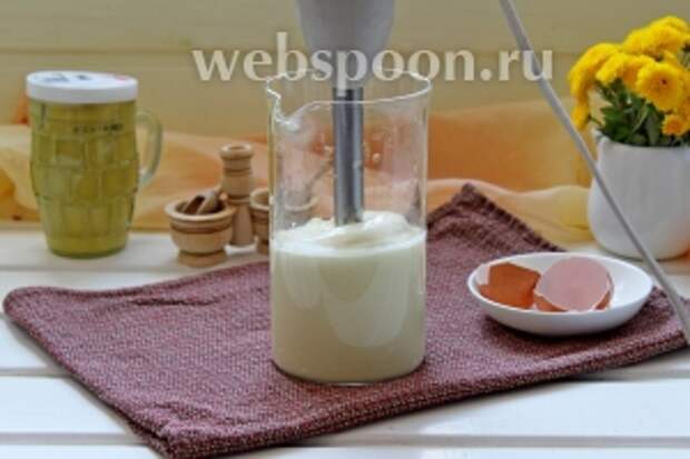Вот такой густой майонез получается через 30 секунд! Всё очень просто и доступно. Хорошо хранится в холодильнике 1 неделю. Получилась почти полная 0,5 л баночка майонеза.
