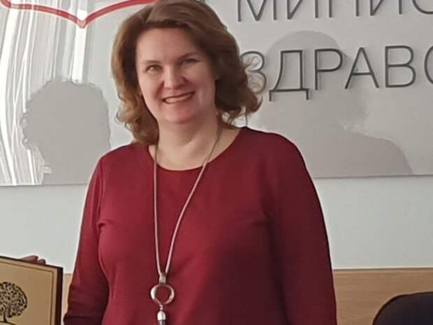 По данным СМИ, речь идет о бывшем заместителе регионального министра здравоохранения Анне Москвиной, которая покинула административную должность 17 апреля. В отношении экс-чиновницы завели уголовное дело по п. «в» ч.3 ст.286 — «Превышение должностных полномочий с применением тяжких последствий». Как установило следствие, в 2021 году в рамках нацпроекта «Здравоохранение» по программе модернизации первичного звена ведомство заключило контракт на поставку медицинского оборудования на 98,5 млн рублей. Обвиняемая заведомо знала, что оборудование не соответствует спецификации к госконтракту и не подлежит приобретению за счет субсидии из федерального бюджета. Однако согласовала и дала указание на оплату контракта за счет субсидии.