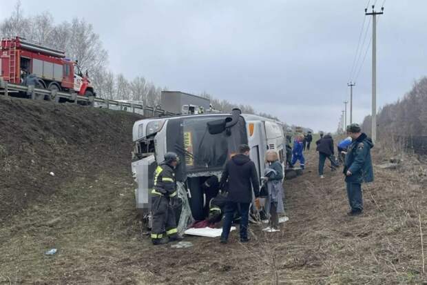 Автобус с детьми перевернулся в Саратовской области