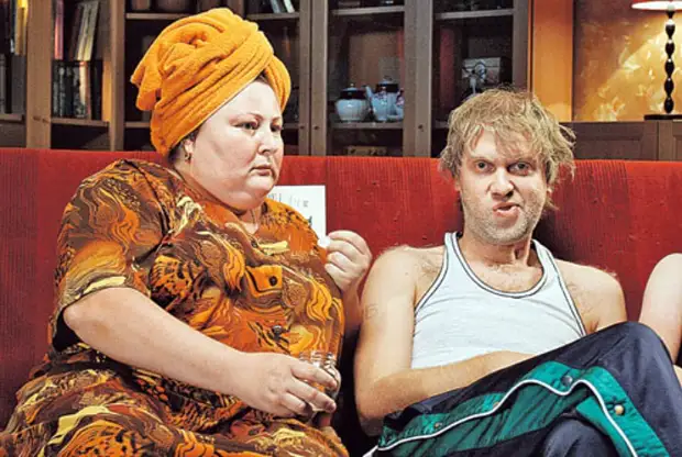 Одеваться дома во что попало.