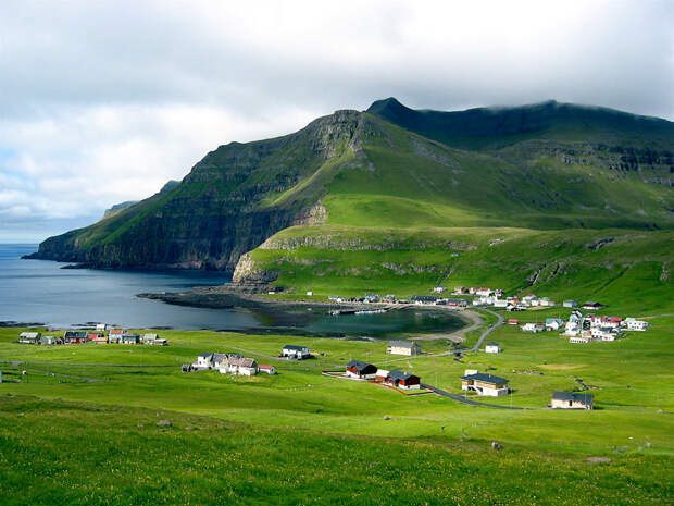 Фото достопримечательностей Стран Скандинавии: Синий океан, зеленые скалы и туман, запутавшийся в вершинах, — вот что представляют собой Фереры