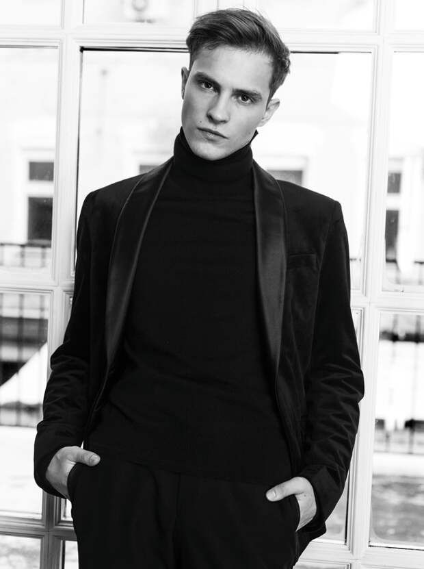 Костюм, ERMENEGILDO ZEGNA; водолазка, DOLCE & GABBANA Костюм, ERMENEGILDO ZEGNA; водолазка, DOLCE & GABBANA