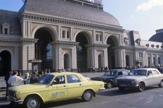 Стоянка такси у здания Павелецкого вокзала. 1992 год.