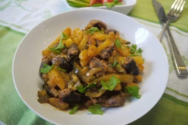 Фото к рецепту: Азу с куриными сердечками и пупками