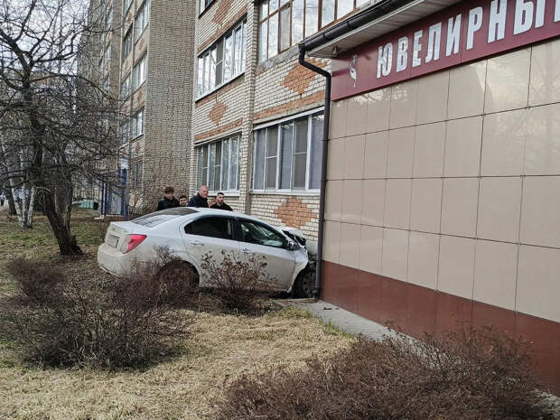 В Алексине Тульской области водитель въехал в жилой дом