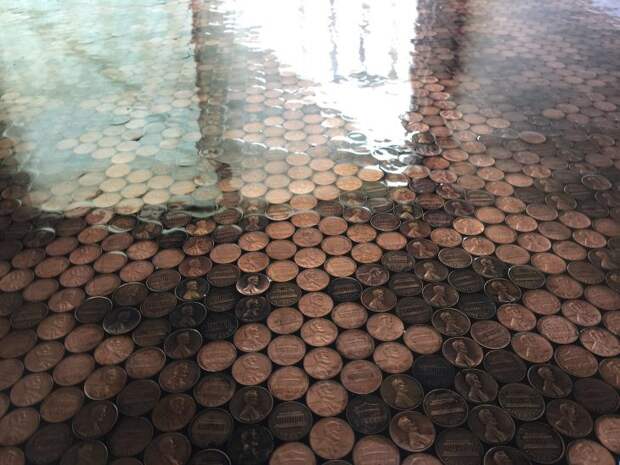 Женщина своими руками сделала невероятный пол из 15 тысяч монет!