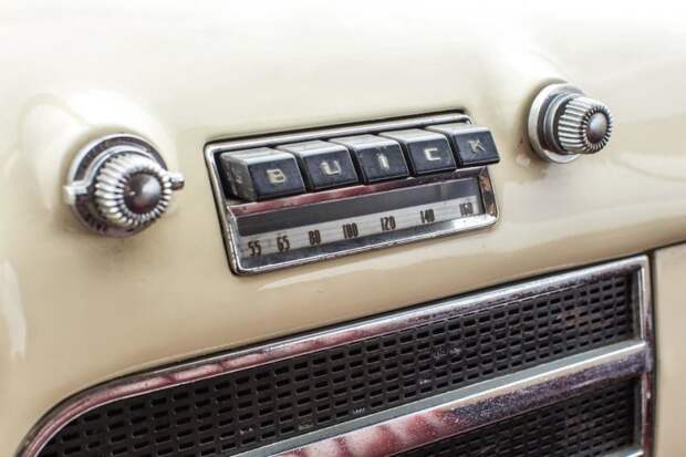 Кабриолет Buick Roadmaster 1949 года выпуска из фильма «Человек дождя» продан на аукционе