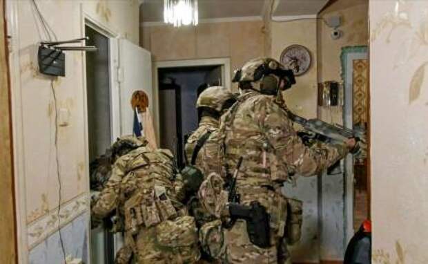 На фото: сотрудники ФСБ РФ во время задержания гражданина России, подозреваемого в шпионаже в интересах Службы безопасности Украины