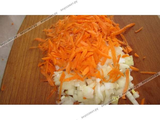 нарезаем мелко репчатый лук, трём морковку