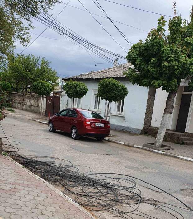 В Симферополе местные жители жалуются на разбросанные провода на одной из улиц
