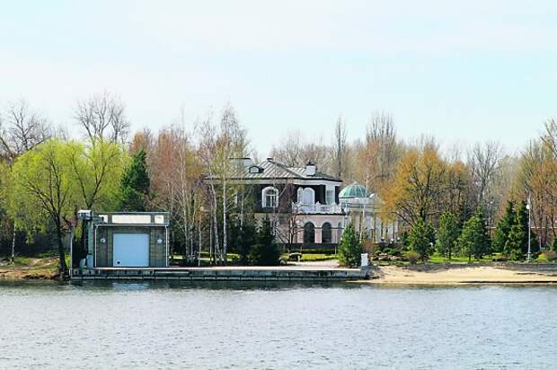 У Порошенко есть собственный "Белый дом" на берегу реки. Фото 2