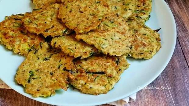 Для этих оладушек беру кабачок и стакан овсянки. Готовлю их просто и очень быстро