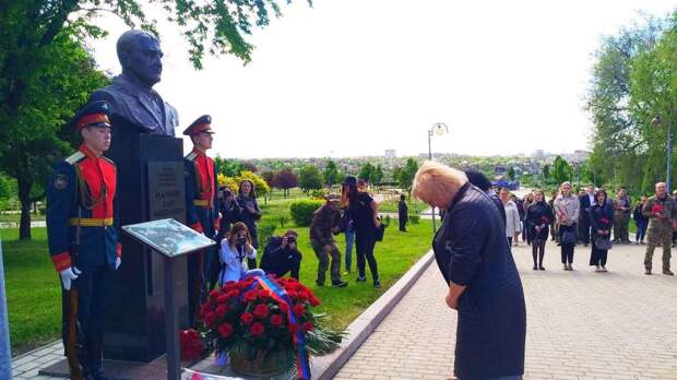 Жители и руководство Донецка почтили память добровольца Олега Мамиева
