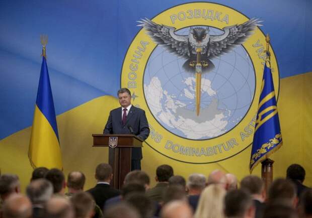 Порошенко выступил на фоне совы, пронзающей мечом Россию