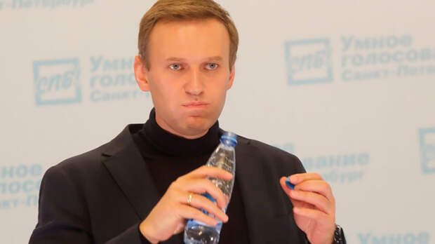 Маска, перчатки, чистые трусы: Навальный летит домой с дешёвой "Победой"