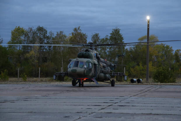 Экипажи вертолетов Ми-8МТВ5-1 российской военной базы в Киргизии отработали прикрытие наземных колонн техники на марше