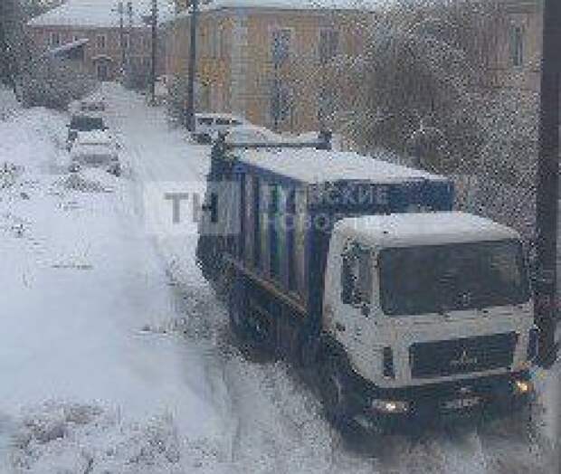 В Туле из-за нерасчищенного от снега двора застряли мусоровоз и грузовик