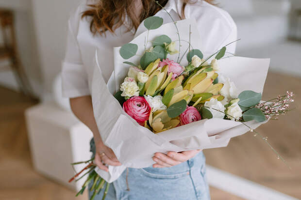 Флорист Агеенко: цветы следует ставить в середине комнаты и часто поливать