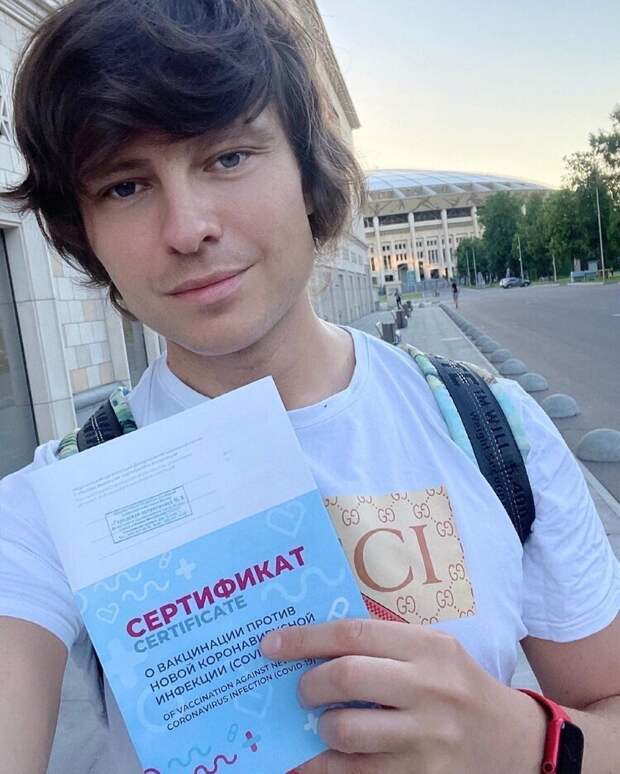 Шаляпин с сертификатом о сделанной прививке Шаляпин с сертификатом о сделанной прививке