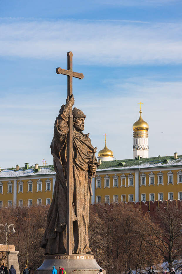 Памятник князю владимиру в москве на боровицкой площади фото