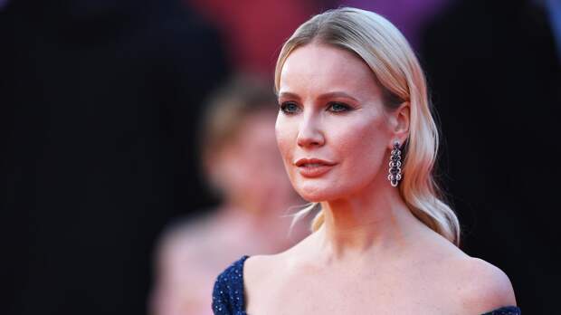 Ведущая Елена Летучая в жакете без бюстгальтера показала новую стрижку