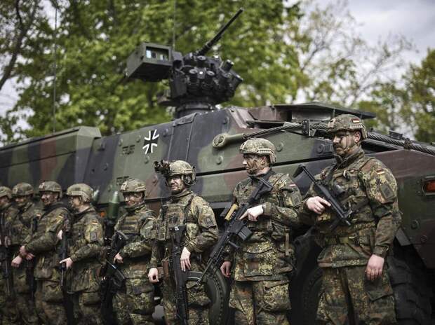 Немецкие солдаты Бундесвера© AP Photo / Henry Nicholls