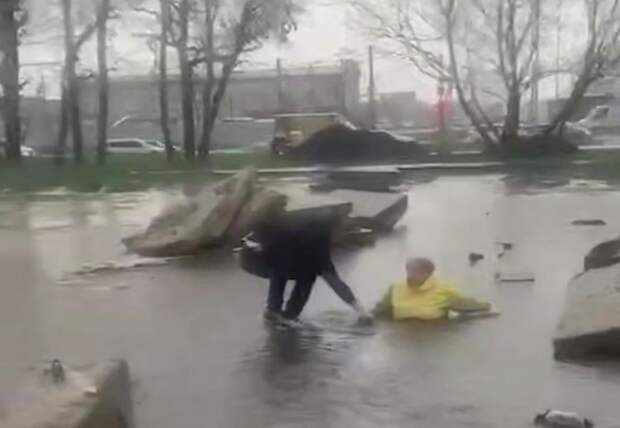 Улица в Краснодаре утонула в канализации: люди просят помощи