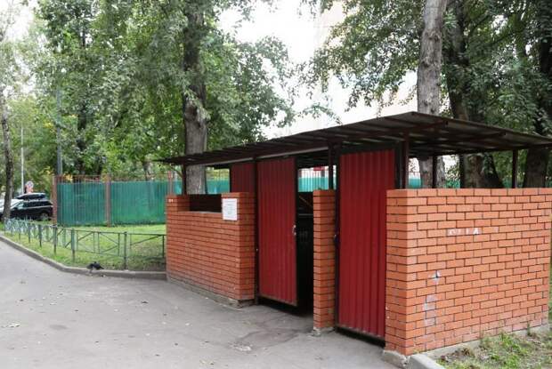 Мусор с контейнерной площадки вывезли/Артур Новосильцев, «Юго-Восточный курьер»