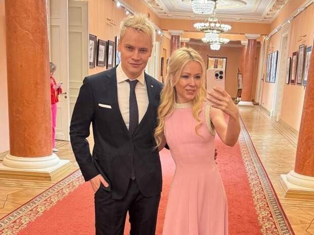 SHAMAN получил букетом по лицу от Екатерины Мизулиной: момент попал на видео